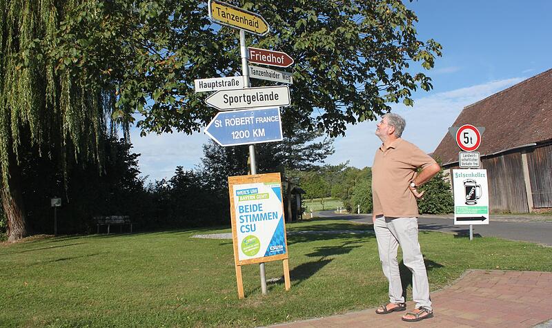 Ein Wahlplakat an einem Verkehrsschild und im Kreuzungsbereich wie hier in Oberreichenbach ist eigentlich nicht zulässig. Der Grüne Uwe Becker ist dagegen nun vorgegangen. Ein Wahlplakat an einem Verkehrsschild und im Kreuzungsbereich wie hier in Oberreichenbach ist eigentlich nicht zulässig. Der Grüne Uwe Becker ist dagegen nun vorgegangen.