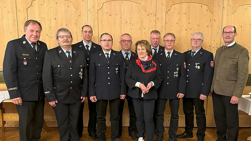 Zahlreiche Ehrungen gab es für 40 Jahre aktiven Dienst. Links: Kreisbrandrat Benno Metz, in der Mitte stellvertretende Landrätin Brigitte Meyerdierks, rechts Bürgermeister Dieter Muth.
