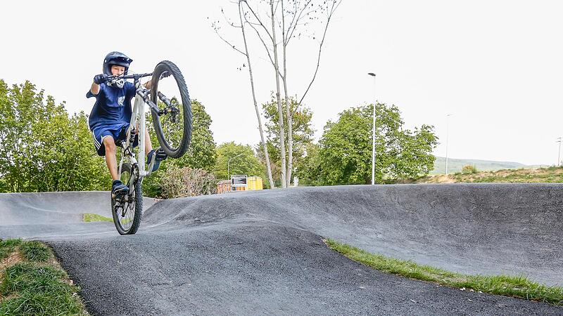 Was hier ein junger Mann auf einer Pumptrack, also auf einer abgeschlossenen Übungsstrecke, ausprobiert, einen so genannten Wheelie, sollte man auf öffentlichen Straßen tunlichst unterlassen. Überhaupt, wenn man Marihuana einstecken hat und die Po...