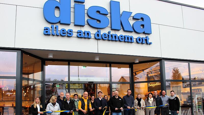 Das Band mit den Edeka-Farben durchschnitten mit vielen anderen Pommersfeldens Bürgermeister Gerd Dallner (Mitte), Marktleiter Frank Müller (rechts vom Bürgermeister) und Bäckermeister Norbert Burkard (links vom Bürgermeister) Das Band mit den Edeka-Farben durchschnitten mit vielen anderen Pommersfeldens Bürgermeister Gerd Dallner (Mitte), Marktleiter Frank Müller (rechts vom Bürgermeister) und Bäckermeister Norbert Burkard (links vom Bürgermeister)