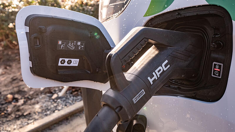 Eingesteckt - f&uuml;r die Schnelllades&auml;ule hat das Unternehmen einen sechsstelligen Betrag in die Hand genommen.