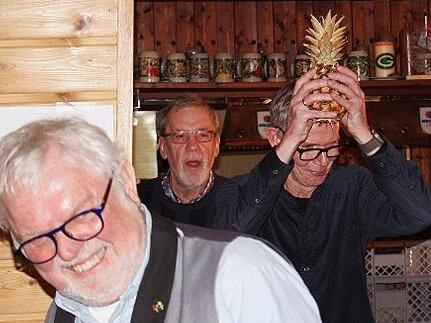 Uwe Sonnewald empfängt als Trostpreis die „goldene Ananas“. Uwe Sonnewald empfängt als Trostpreis die „goldene Ananas“.