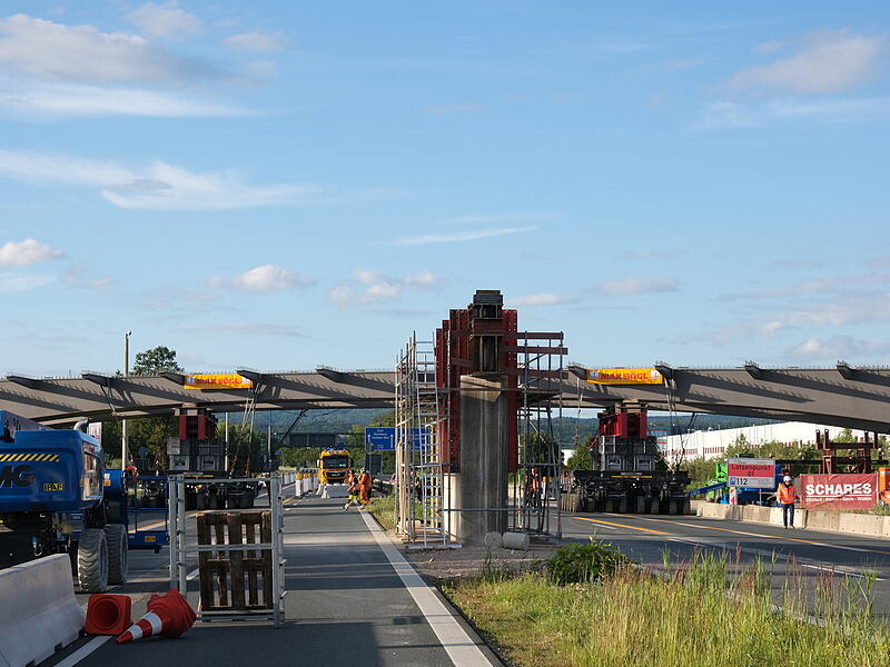 Millimeterarbeit: Die neue Br&uuml;cke ist da