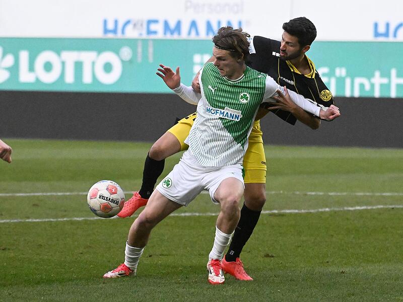 Der Bayreuther Edwin Schwarz (rechts) attackiert den Torsch&uuml;tzen zum 2:0, Lado Akhalaia.