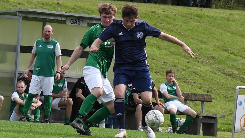 Die Nase vorn hatte nicht nur in dieser Szene Jannik Schmitt (rechts) mit dem SV Aura gegen David Katzenberger und seine SG Waldberg/Stangenroth. Die Nase vorn hatte nicht nur in dieser Szene Jannik Schmitt (rechts) mit dem SV Aura gegen David Katzenberger und seine SG Waldberg/Stangenroth.