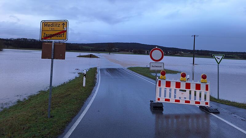 Wegen des Hochwassers musste die Feuerwehr im n&ouml;rdlichen Landkreis Bamberg mehrere Stra&szlig;en sperren - so wie hier zwischen Zaugendorf und Medlitz.