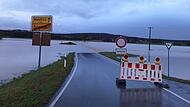 Wegen des Hochwassers musste die Feuerwehr im nördlichen Landkreis Bamberg mehrere Straßen sperren - so wie hier zwischen Zaugendorf und Medlitz.