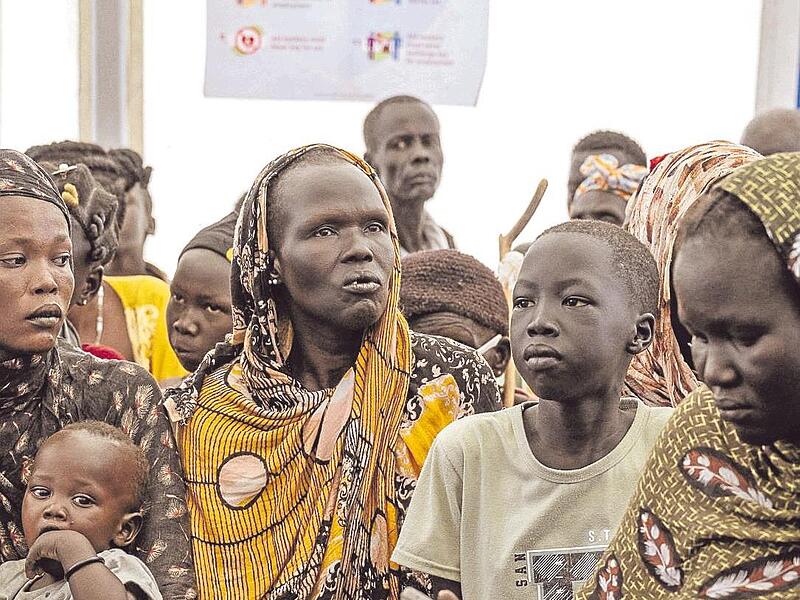 Seit über zwei Jahren tobt im Sudan ein Bürgerkrieg. Mehr als zehn Millionen Menschen sind auf der Flucht. Diese Frauen und Kinder warten im südsudanesischen Renk auf medizinische Hilfe. Seit über zwei Jahren tobt im Sudan ein Bürgerkrieg. Mehr als zehn Millionen Menschen sind auf der Flucht. Diese Frauen und Kinder warten im südsudanesischen Renk auf medizinische Hilfe.