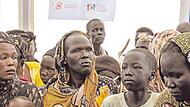 Seit &uuml;ber zwei Jahren tobt im Sudan ein B&uuml;rgerkrieg. Mehr als zehn Millionen Menschen sind auf der Flucht. Diese Frauen und Kinder warten im s&uuml;dsudanesischen Renk auf medizinische Hilfe.