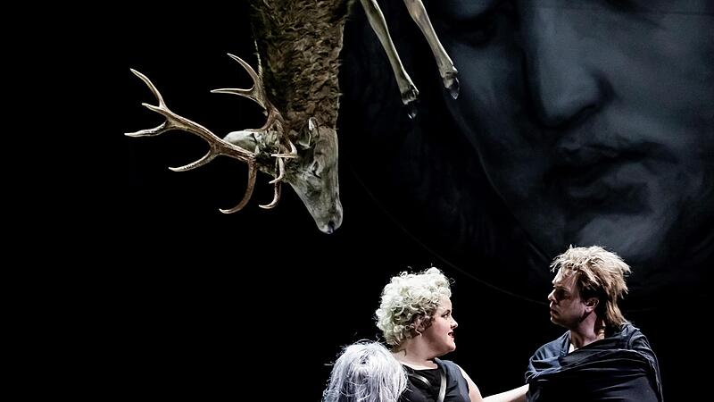 &bdquo;Die Walk&uuml;re&ldquo;: Szene aus der Wagner-Neuinszenierung am Landestheater Coburg mit Asa J&auml;ger als Br&uuml;nnhilde und Roman Payer als Siegmund.
