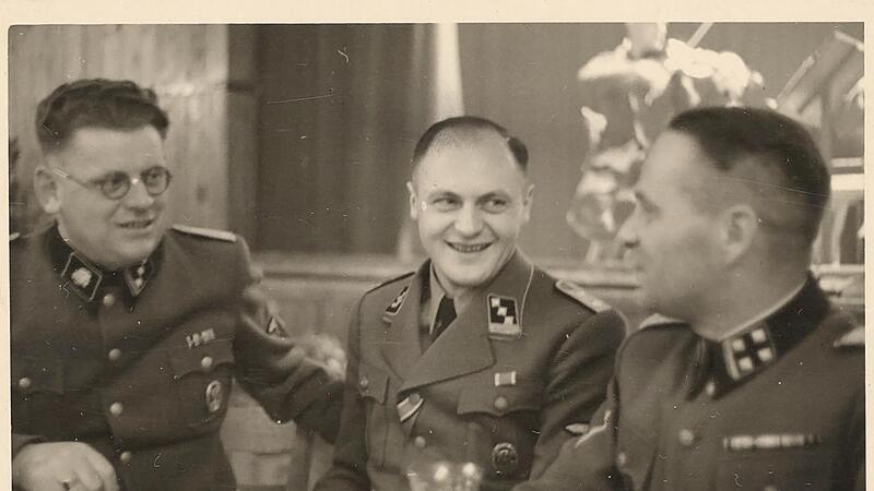 M&auml;nnerrunde: Lagerf&uuml;hrer Vinzenz Sch&ouml;ttl, Standortarzt Eduard Wirths und Lagerkommandant Rudolf H&ouml;&szlig; (von links) im Januar 1944.
