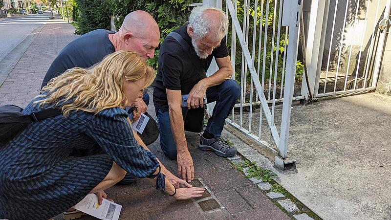 Die Namen der Gro&szlig;eltern: Andrea, George und Mario Levy an den Stolpersteinen vor dem Haus Raststra&szlig;e 6. Hier lebte ihre Mutter Edith Wertheimer mit ihren Eltern Else und Nathaniel.