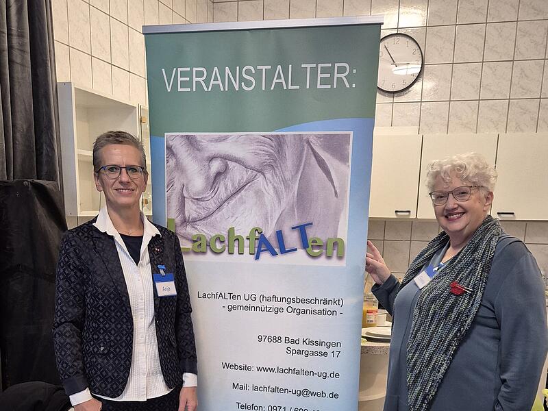 Die Gr&uuml;nderin der "Lachfalten", Anja Schneider (links) mit einer ehrenamtlichen Helferin