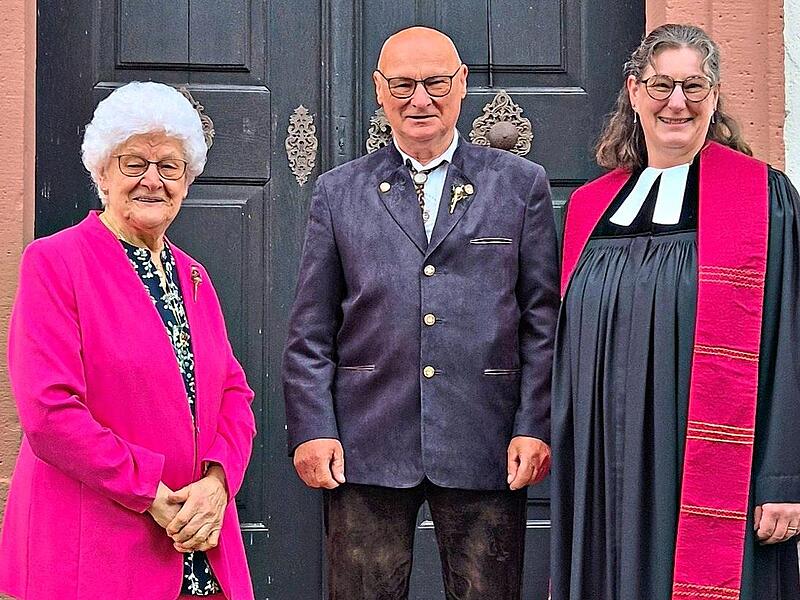 Gnadene Konfirmation feierte: Lieselotte Kohlhepp (links).