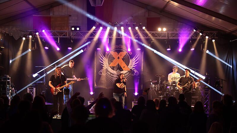 Die Band &bdquo;X5live&ldquo; bei einem Auftritt: Rund 180 St&uuml;cke haben die Musiker in ihrem Repertoire.Forchheim & Fr&auml;nkische Schweiz