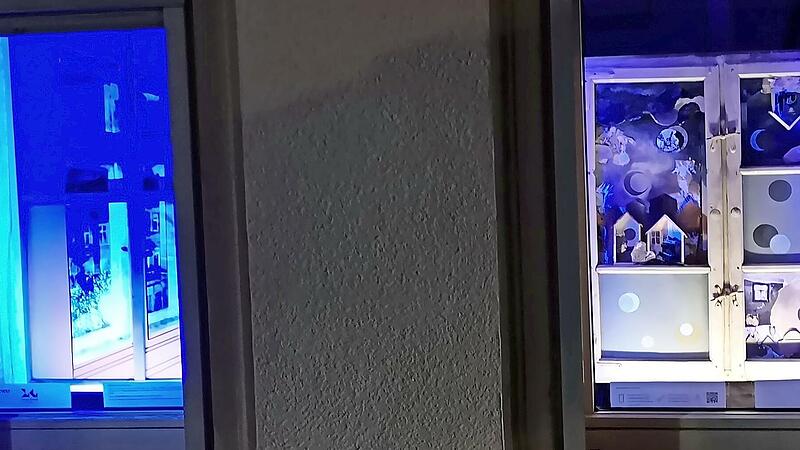 Schaufenster und gut sichtbare Fenster von privaten und &ouml;ffentlichen Geb&auml;uden sind die Plattformen f&uuml;r die Lichtkunst.