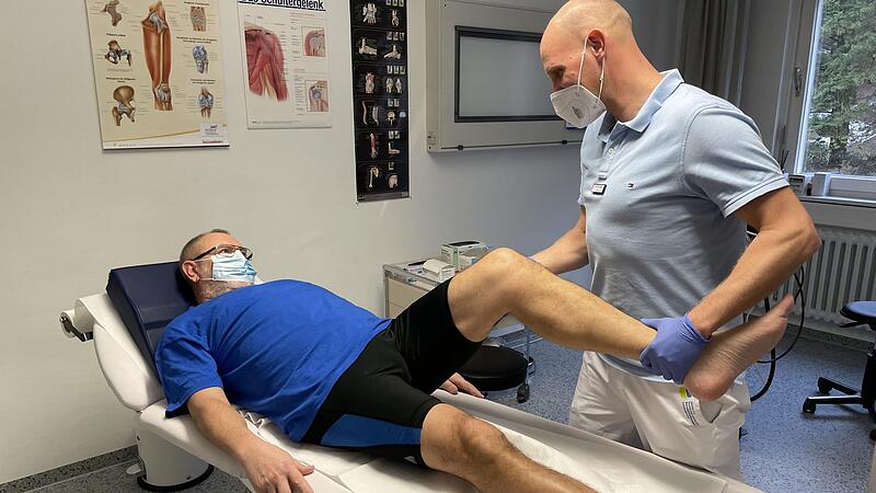 Sowohl Chefarzt Dieter Deuerling als auch der Rehabilitand Reimund Stark tragen w&auml;hrend der Behandlung Masken, dies dient der gr&ouml;&szlig;tm&ouml;glichen Sicherheit.