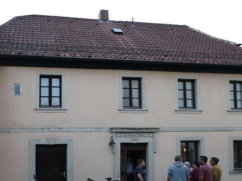 Das Kantoratsgebäude aus dem Jahr 1830  möchte die evangelische Landeskirche verkaufen, da sie sich für eine Sanierung finanziell nicht in der Lage sieht.