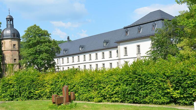 Die „Akademie Barbara Stamm“ – das Zentrum für Pflege, Sozialberufe und Ehrenamt in Maria Bildhausen gGmbH – befindet sich im ehemaligen Konventgebäude der St. Josefskongregation. Die „Akademie Barbara Stamm“ – das Zentrum für Pflege, Sozialberufe und Ehrenamt in Maria Bildhausen gGmbH – befindet sich im ehemaligen Konventgebäude der St. Josefskongregation.