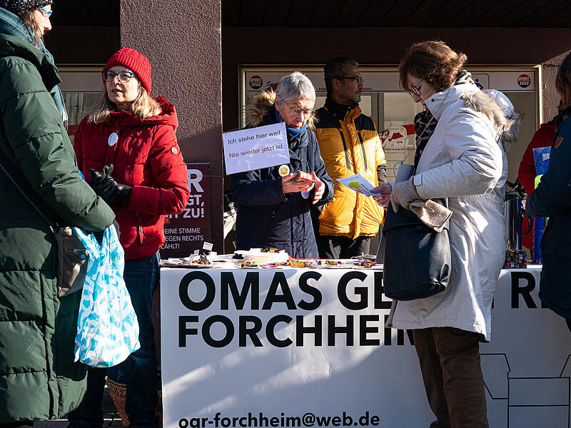 Die sch&ouml;nsten Impressionen von der Menschenkette der Omas gegen Rechts am 8. Februar in Forchheim.