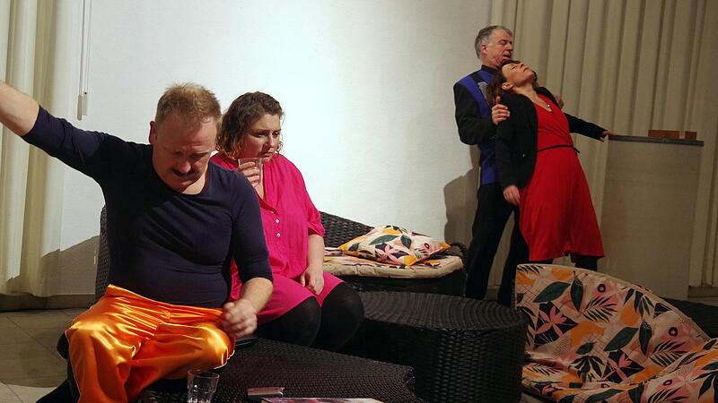 Das Gastspiel in der Alten Markthalle &bdquo;Der Gott des Gemetzels&ldquo; &uuml;ber die Eskalation eines Schlichtungsversuchs begeisterte mit bitterb&ouml;sem Humor - und hoher Schauspielkunst.