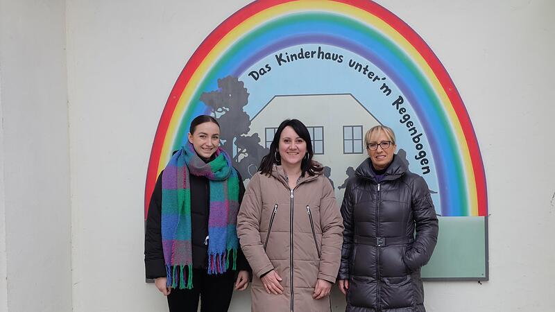 B&uuml;rgermeisterin Judith Dekant (rechts) begr&uuml;&szlig;te die Neuen im KIndergarten, Alicia Schad (Erzieherin, links) und Leiterin Brigitte Grzybowski.