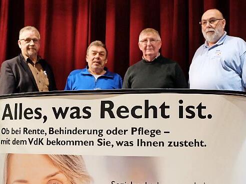 KV Engelbert Roith (von links), Wilhelm Jelinek (25 Jahre), Werner Meyer (30 Jahre), OV Michael Gerlach KV Engelbert Roith (von links), Wilhelm Jelinek (25 Jahre), Werner Meyer (30 Jahre), OV Michael Gerlach