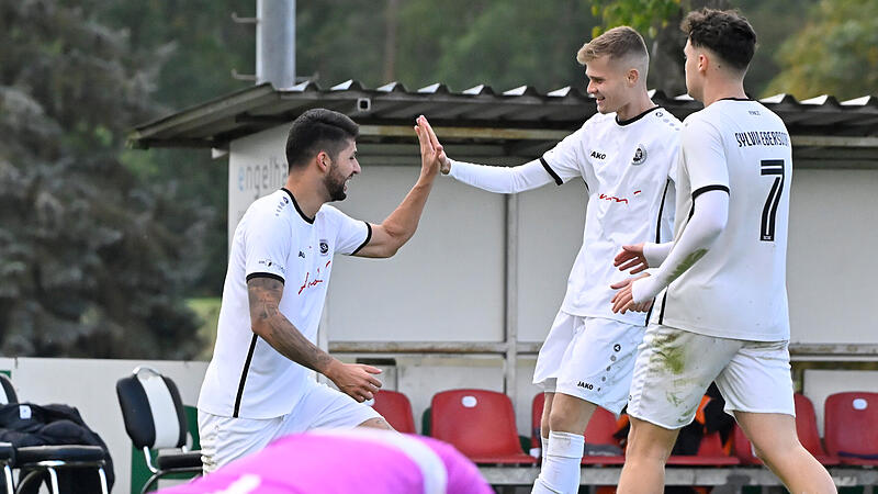 Während Sertan Sener (links) & Co. einen Treffer feiern, ist der Mönchrödener Keeper Lukas Köhn am Verzweifeln. Während Sertan Sener (links) & Co. einen Treffer feiern, ist der Mönchrödener Keeper Lukas Köhn am Verzweifeln.