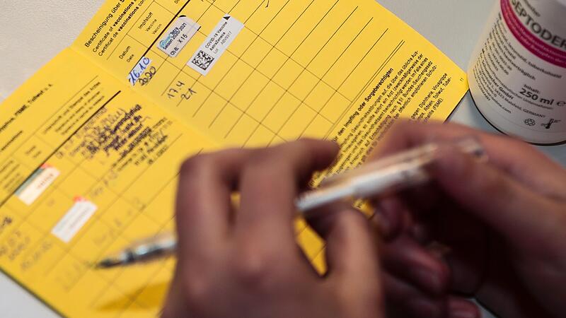 Der Aufkleber im Impfpass mit der Corona-Schutzimpfung: F&uuml;r viele ein wertvolles Gut.Forchheim & Fr&auml;nkische Schweiz