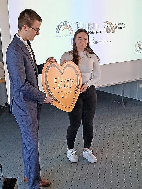 Die Auszubildenden Nele B&ouml;hm und Robin Matthias bei der Spenden&uuml;bergabe.