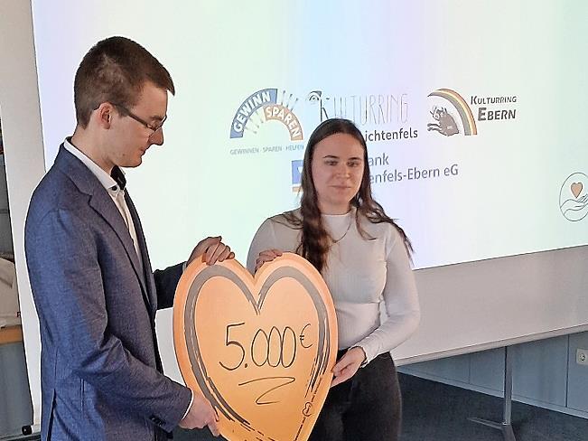 Die Auszubildenden Nele B&ouml;hm und Robin Matthias bei der Spenden&uuml;bergabe.