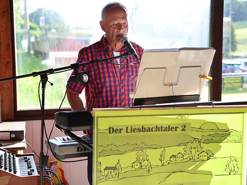 Alt-Bürgermeister Eugen Hain sorgte beim Jubiläumsfest als Alleinunterhalter für gute Stimmung.