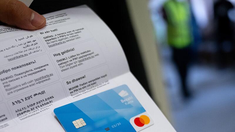 Bundestag stimmt &uuml;ber Bezahlkarte f&uuml;r Fl&uuml;chtlinge ab