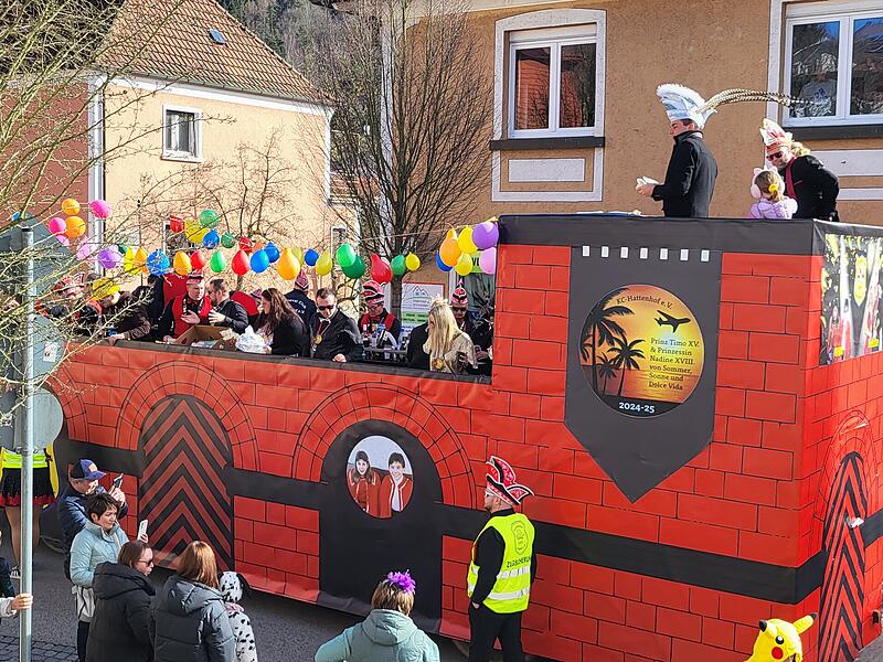 Viel los war am Faschingsdienstag, 4. März 2025, beim Faschingszug in Bad Brückenau.