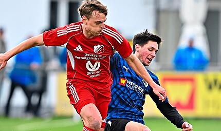 Der FC Herzogenaurach um Maximilian Hafenbrädl (r.) empfängt nach dem Landesliga-Aufstieg am Samstag um 15 Uhr zum Derby den SV Buckenhofen. Sportfoto Zink Der FC Herzogenaurach um Maximilian Hafenbrädl (r.) empfängt nach dem Landesliga-Aufstieg am Samstag um 15 Uhr zum Derby den SV Buckenhofen. Sportfoto Zink