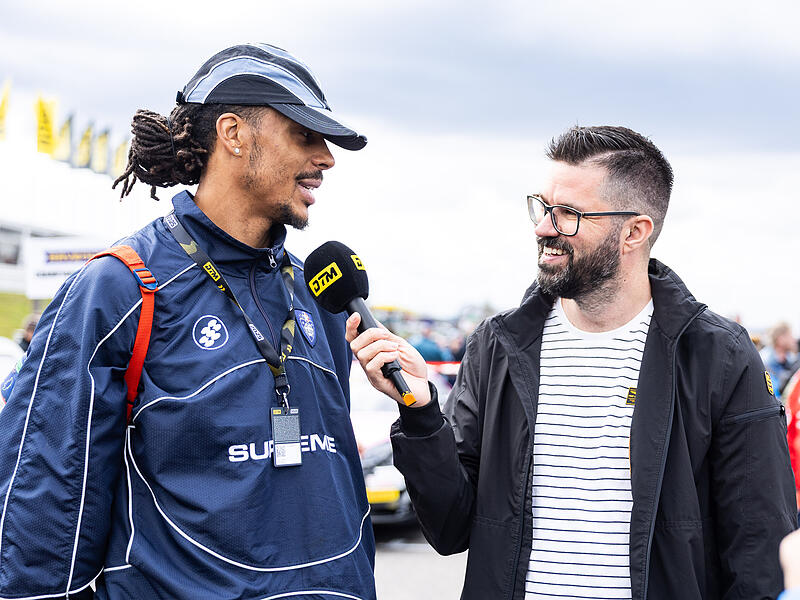 Tobias Schimon - hier im Gespräch mit Basketball-Profi Kevin Yebo - gibt die Moderation des Fan-TV der DTM ab.