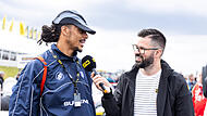 Tobias Schimon - hier im Gespräch mit Basketball-Profi Kevin Yebo - gibt die Moderation des Fan-TV der DTM ab.