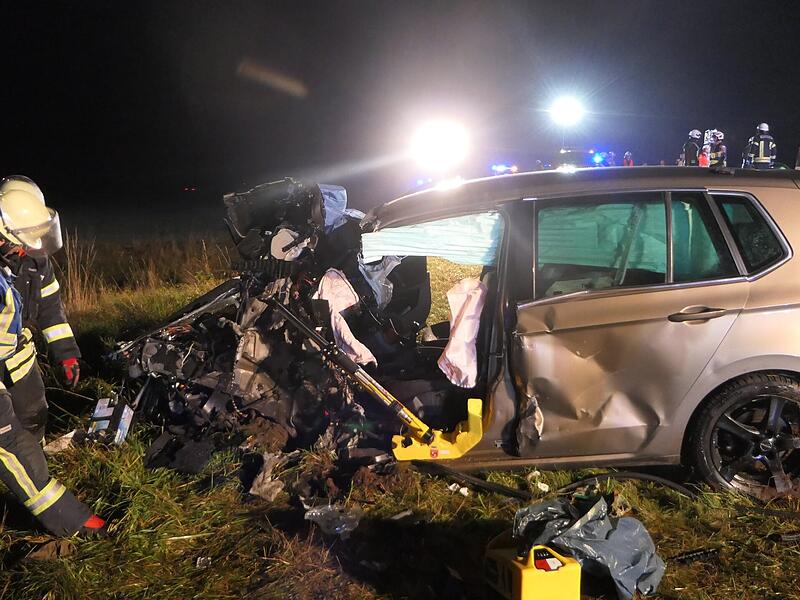 Durch die Wucht des Aufpralls wurde der Golf die Böschung hinab in ein angrenzendes Feld geschleudert.