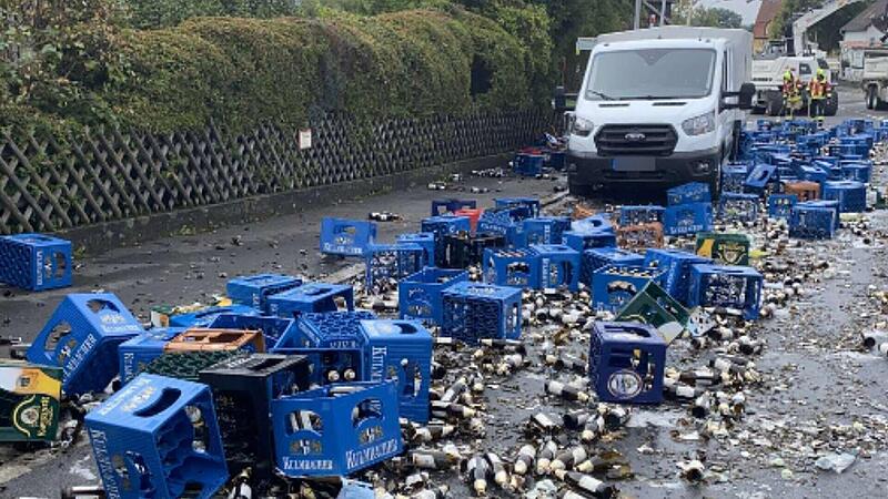 Bier-Tragödie im Kreis Coburg: Zahlreiche Kästen bei Unfall zerstört Bier-Tragödie im Kreis Coburg: Zahlreiche Kästen bei Unfall zerstört