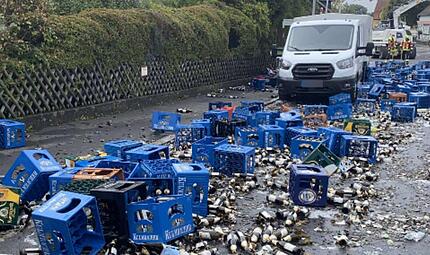 Bier-Trag&ouml;die im Kreis Coburg: Zahlreiche K&auml;sten bei Unfall zerst&ouml;rt