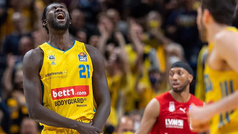 W&auml;hrend Christ Koumadje einen Korberfolg feiert, hat Bambergs Center Akil Mitchell (rotes Trikot) das Nachsehen.