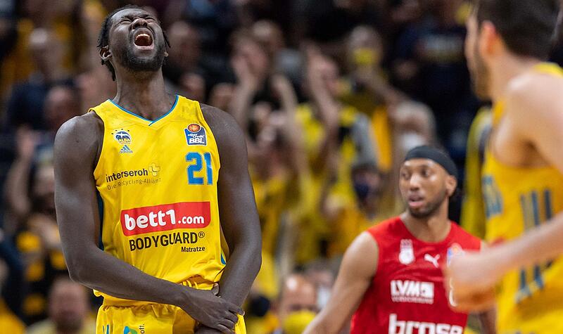 W&auml;hrend Christ Koumadje einen Korberfolg feiert, hat Bambergs Center Akil Mitchell (rotes Trikot) das Nachsehen.