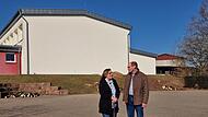 Sind sich einig, dass der geplante Hort die ideale L&ouml;sung ist: Rektorin Sabine Oschmann-Hockgeiger und B&uuml;rgermeister Dieter Muth auf dem Pausenhof der Grundschule Oberleichtersbach, wo bald gebaut wird.