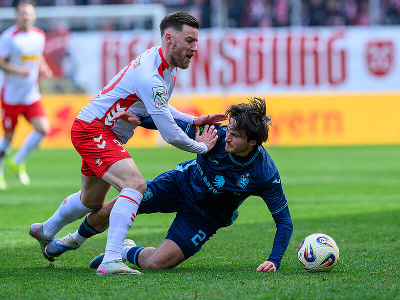 Tim Danhof (rechts, hier im Spiel gegen Jahn Regensburg) erzielte am Wochenende ein Traumtor f&uuml;r den TSV 1860 M&uuml;nchen.