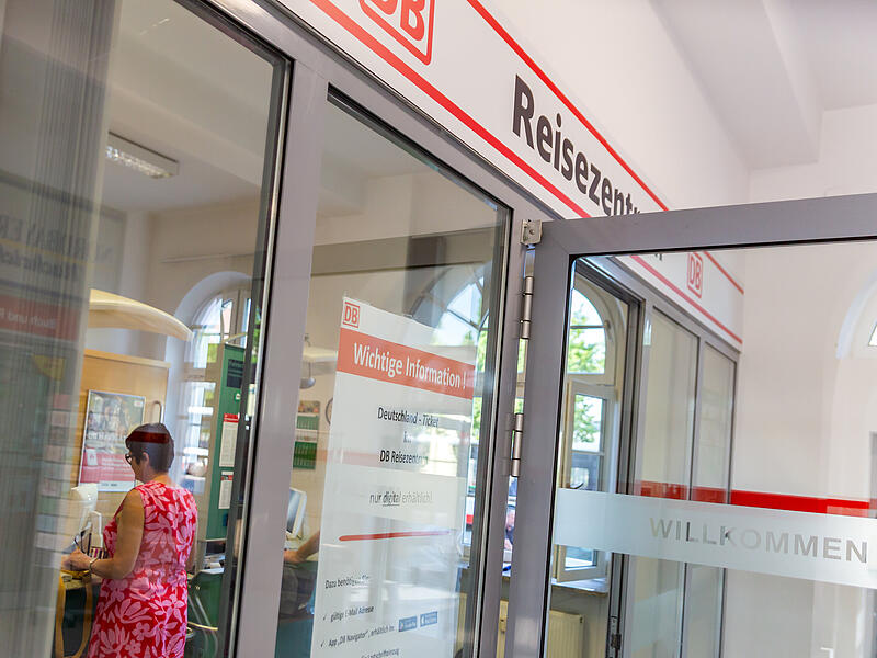 Das DB-Reisezentrum am Forchheimer Bahnhof steht vor dem Aus. Eine Petition soll die Schlie&szlig;ung jetzt verhindern.