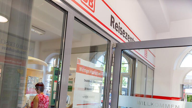 Das DB-Reisezentrum am Forchheimer Bahnhof steht vor dem Aus. Eine Petition soll die Schlie&szlig;ung jetzt verhindern.