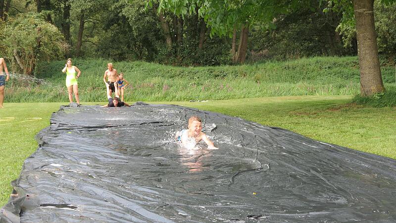 Die Wasserrutsche sorgt für willkommene Abkühlung.