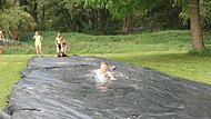 Die Wasserrutsche sorgt für willkommene Abkühlung.