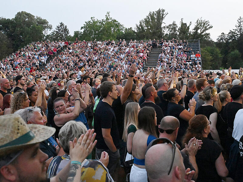 Die fünfköpfige Band Santiano hat mit ihrem Mix aus Schlager sowie Seemanns- und Volksliedern die zahlreichen Fans im Luitpoldpark beglückt. Die fünfköpfige Band Santiano hat mit ihrem Mix aus Schlager sowie Seemanns- und Volksliedern die zahlreichen Fans im Luitpoldpark beglückt.