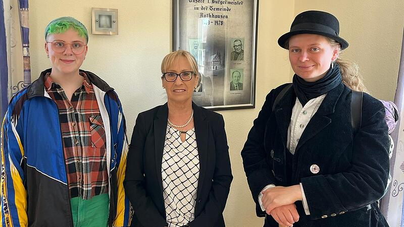 Hans (links) mit Bürgermeisterin Judith Dekant und Altgesellin Jasmin (rechts) im Rathaus von Rothhausen, wo der erste Stempel im Wanderheft die Reise eröffnete.